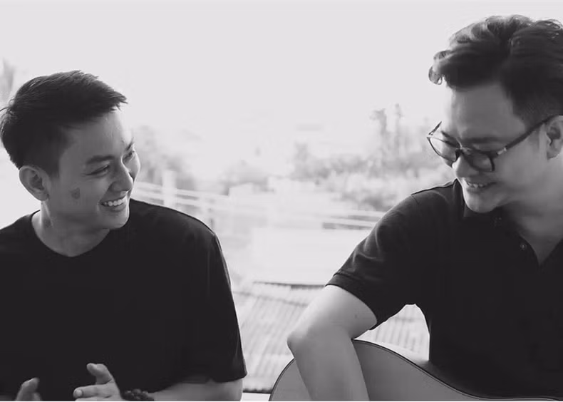 Sau khi ly hôn, nam ca sĩ sinh năm 1995 tiếp tục ở ẩn. Dù chưa trở lại sân khấu nhưng Hoài Lâm gây sốt với bản hit "Hoa nở không màu". (Ảnh: FBNV)