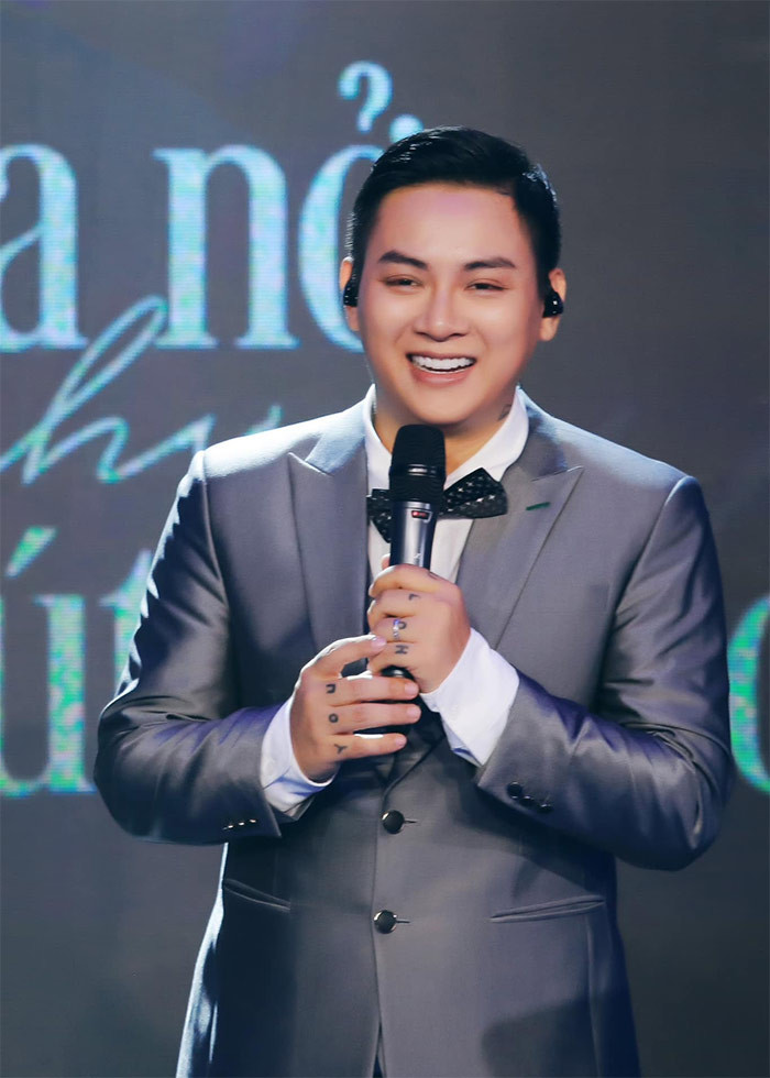 Người hâm mộ vui mừng cho nam ca sĩ khi tiếp tục trở lại làm nghề và gặt hái được những thành quả đáng kể sau nhiều năm thăng trầm. Hoài Lâm được các phòng trà, chương trình ca nhạc săn đón, khán giả thì luôn ủng hộ nhiệt tình. (Ảnh: FBNV)