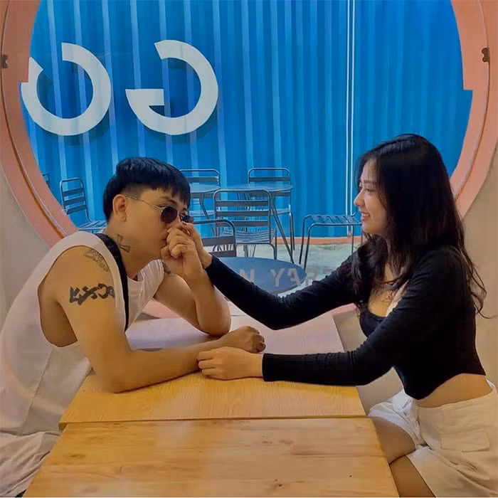 Người hâm mộ vui mừng vì Hoài Lâm hạnh phúc bên bạn gái và mối quan hệ của anh với vợ cũ - Cindy Lư cũng tốt đẹp hơn. (Ảnh: FBNV)