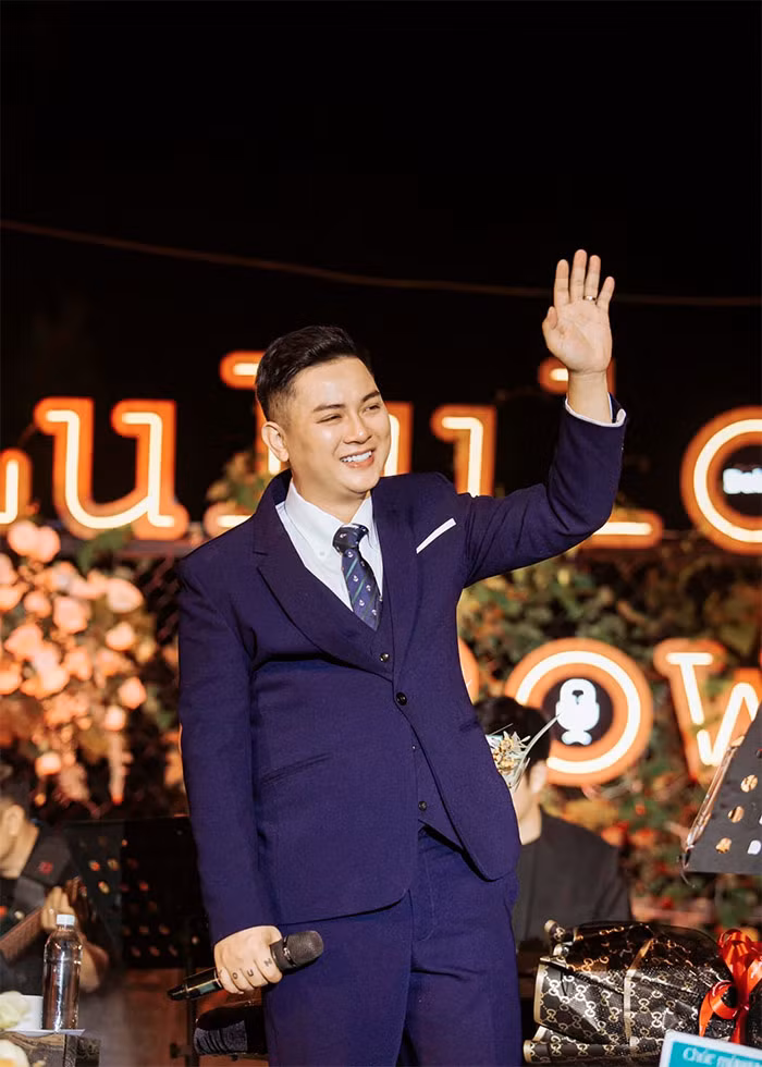 Tháng 10/2022, Hoài Lâm chính thức trở lại với âm nhạc sau gần 4 năm "ở ẩn" vì những ồn ào đời tư. Thời điểm này, cả giọng ca lẫn ngoại hình của nam ca sĩ đều nhận những lời bình luận tiêu cực. (Ảnh: FBNV)