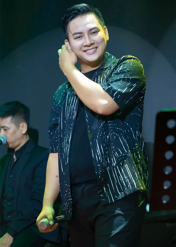 Đầu năm 2023, nam ca sĩ quê Vĩnh Long còn tậu chiếc xế hộp trị giá 2 tỷ đồng để tiện cho việc đi lại. (Ảnh: FBNV)