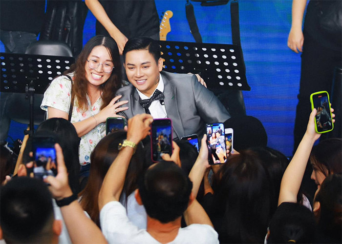 Tuy vậy, sự trở lại của Hoài Lâm được fan ủng hộ nhiệt tình. Dần dần giọng ca "Về đâu mái tóc người thương" lấy lại phong độ, thần thái tươi vui hơn. Anh chăm chỉ đi hát và vóc dáng đã gọn hơn. (Ảnh: FBNV)