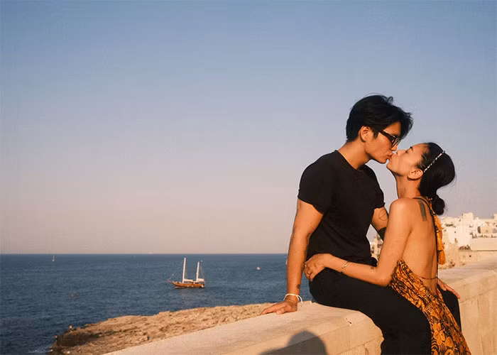 Trên trang cá nhân, cả hai liên tục đăng những khoảnh khắc lãng mạn, tình tứ.