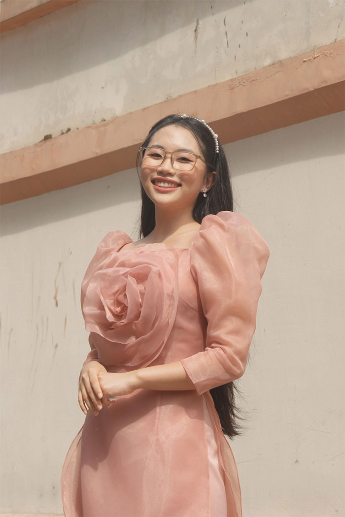 Hàng ngày, nữ ca sĩ sinh năm 2003 đi xe công nghệ để chạy show. Hiện cô sống tại nhà thuê cùng chị gái.