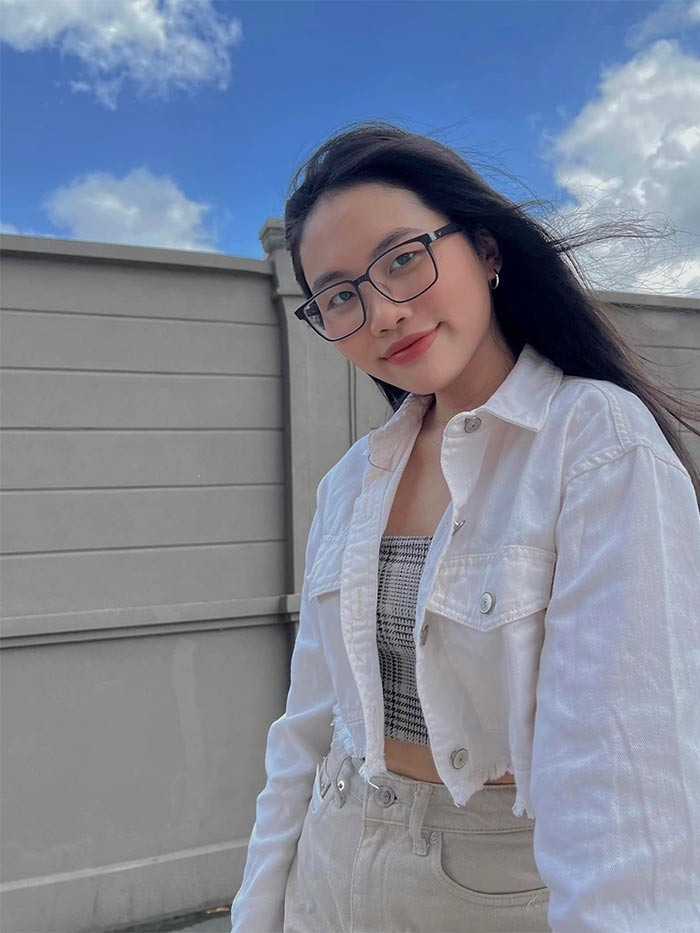 Không ở cùng bố mẹ, nhưng giọng ca 20 tuổi vẫn giữ vai trò trụ cột gia đình, phụng dưỡng bố mẹ và giúp đỡ chị gái một phần. Nữ ca sĩ cũng tâm sự cô chưa có bạn trai.