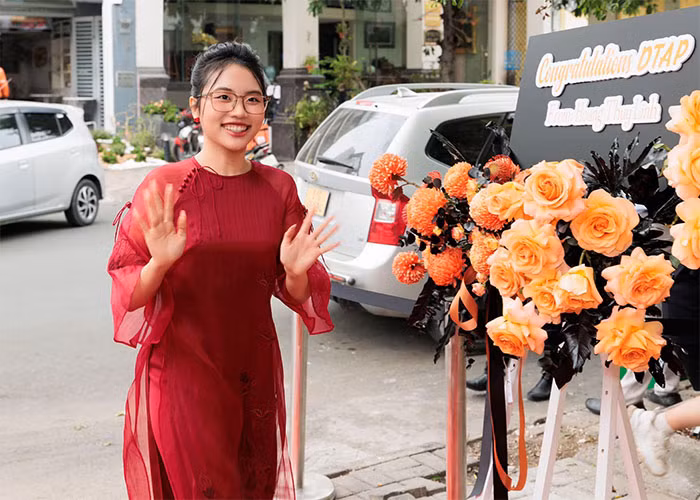 Năm 2022, nữ ca sĩ thành lập công ty giải trí và trở thành chủ tịch công ty khi mới 19 tuổi. Tuy bận rộn với việc công ty và ca hát nhưng Phương Mỹ Chi tiếp tục học đại học và nhập học vào tháng 9 tới.