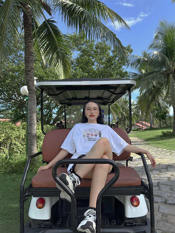 Ngoài việc thử sức trong dòng nhạc mới, Phương Mỹ Chi còn thử khả năng sáng tác. Trong MV "Vũ trụ có anh", nữ ca sĩ trẻ đã sáng tác một đoạn thể loại ca trù.