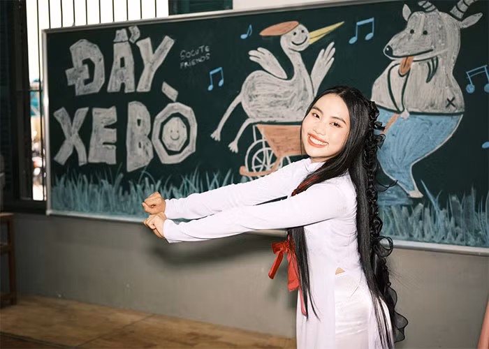 Hình ảnh mới mẻ, sôi động của Phương Mỹ Chi trong hai MV "Vũ trụ có anh" và "Đẩy xe bò" được rất nhiều khán giả, đặc biệt các fan gen Z ủng hộ.