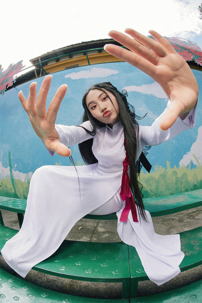 Thời gian gần đây, Phương Mỹ Chi rất nỗ lực trong việc làm mới hình ảnh và các sản phẩm âm nhạc vì muốn bước ra khỏi vùng an toàn, không đóng đinh với biệt danh "Cô bé hát dân ca".