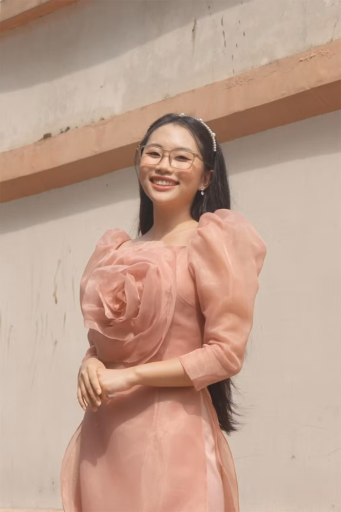 Hàng ngày, nữ ca sĩ sinh năm 2003 đi xe công nghệ để chạy show. Hiện cô sống tại nhà thuê cùng chị gái.