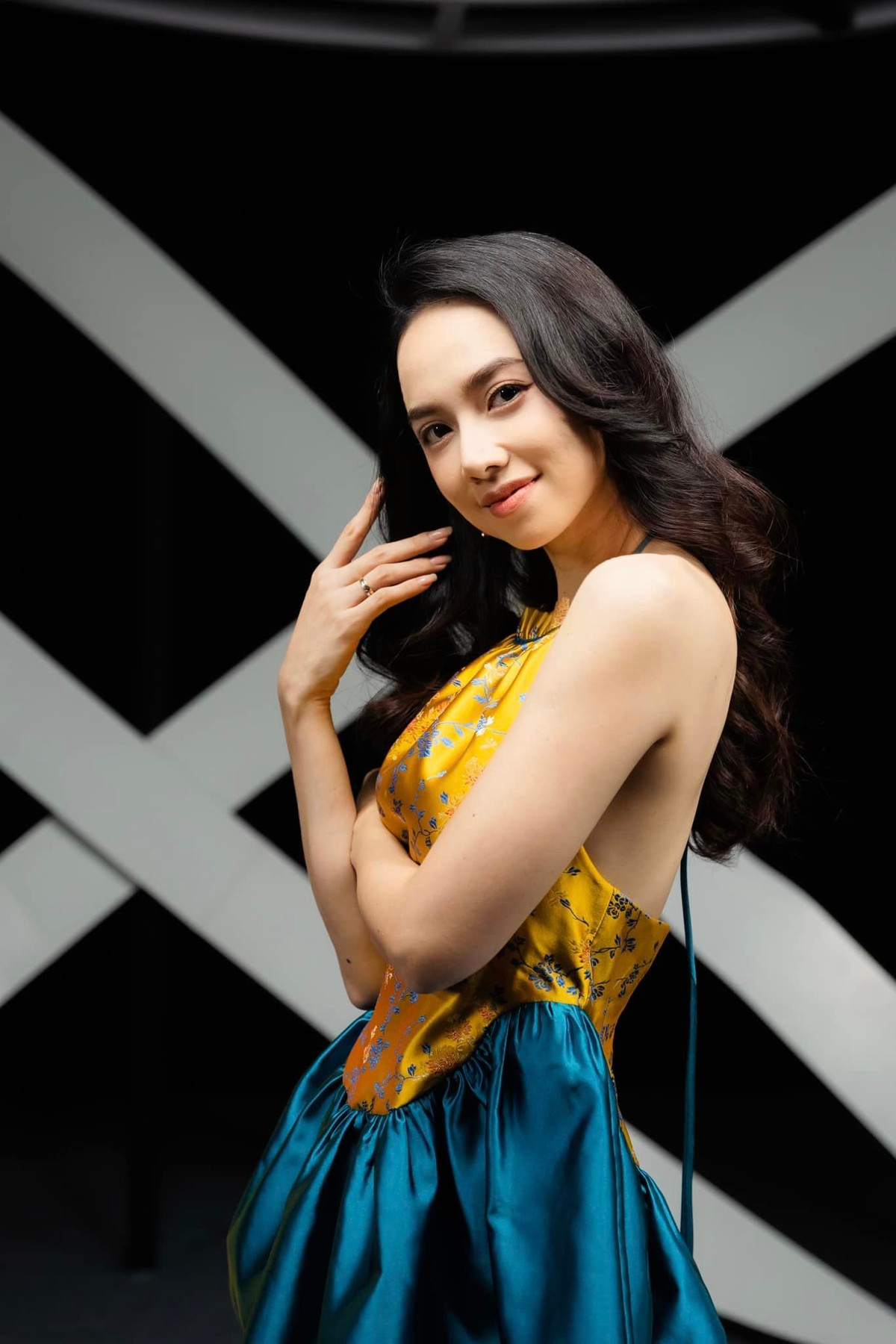 Không chỉ giỏi giang, bà xã của nam đạo diễn còn sở hữu nhan sắc xinh đẹp, trẻ trung cùng body quyến rũ nhìn phát mê dù sắp 40 tuổi.