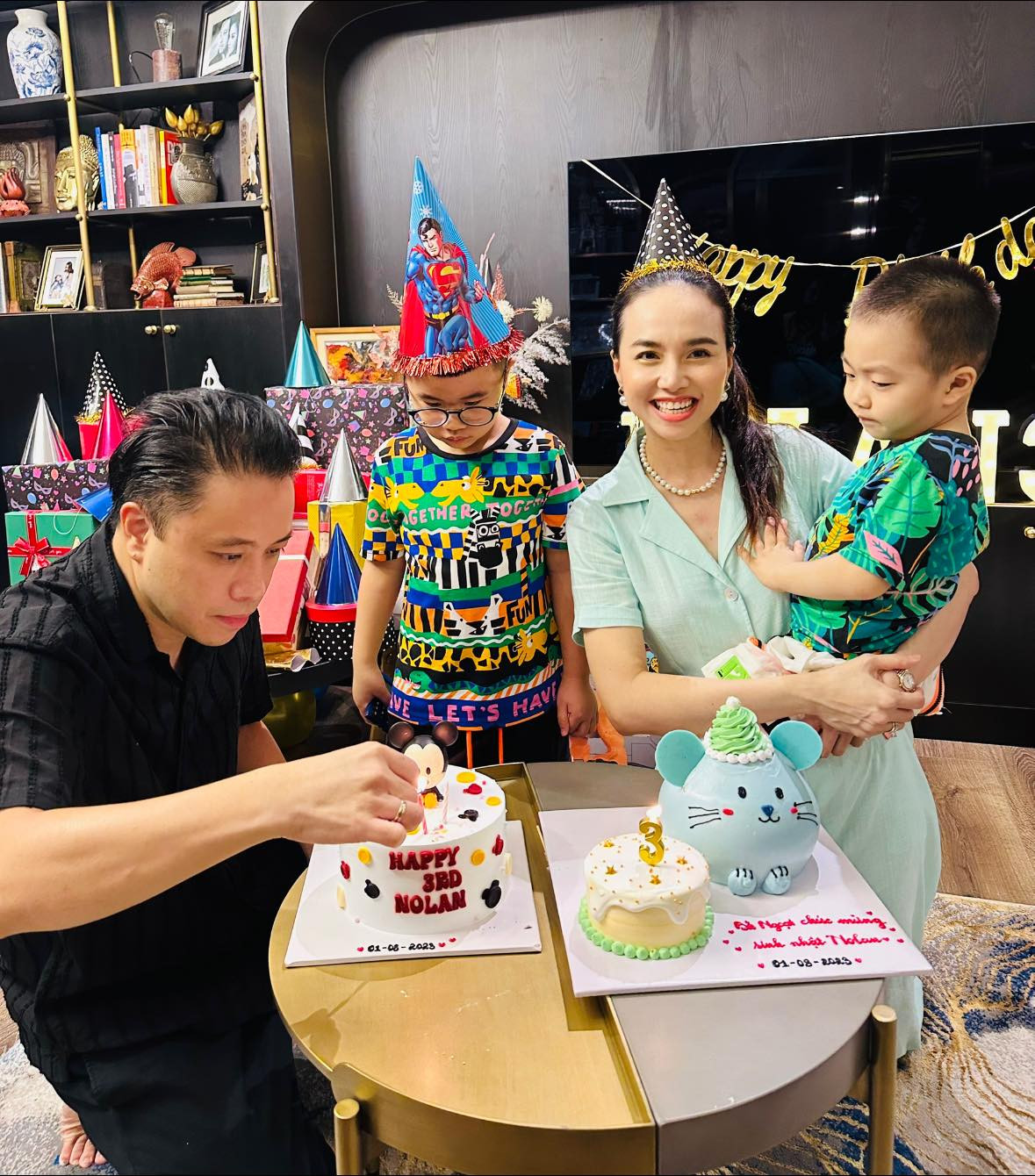 Tuổi 39, Đinh Ngọc Diệp bày tỏ: "Tuổi trung niên cho chúng ta một thứ ánh sáng soi rọi trong nhận thức và tư duy. Thế rồi Diệp hạnh phúc với hiện tại, cảm ơn người đã sinh ra con, cảm ơn người bạn đời của em, cảm ơn hai hoàng tử bé của mẹ và tất cả người thương, người bạn!".