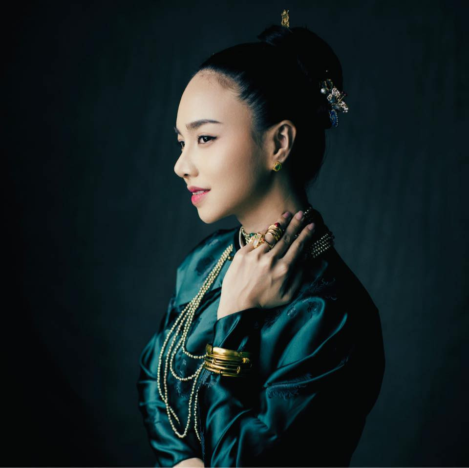 Đinh Ngọc Diệp xuất thân là một người mẫu trước khi theo sự nghiệp diễn xuất. Cô từng đoạt danh hiệu Hoa khôi Tây Đô 2004 và giải Người mẫu được yêu thích của năm 2006. Ngoài từng là thủ khoa đầu vào khối D và sở hữu hai tấm bằng đại học, mỹ nhân 8X còn thời gian du học ở Anh.