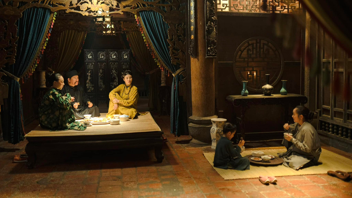 Trong bộ phim tái hiện những hình ảnh ở miền Bắc thời phong kiến của ông xã, Đinh Ngọc Diệp đánh dấu sự trở lại với điện ảnh với vai mợ hai.