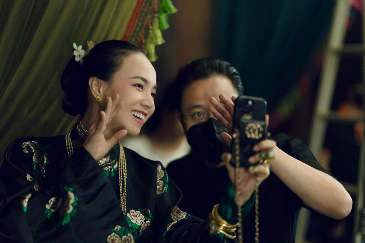 Chuẩn bị cho bộ phim điện ảnh "Người vợ cuối cùng" ra rạp, đạo diễn triệu đô Victor Vũ nhận được thêm sự quan tâm khi có bà xã xinh đẹp luôn đồng hành. Vợ đạo diễn Victor Vũ là mỹ nhân đình đám một thời của showbiz - Đinh Ngọc Diệp.