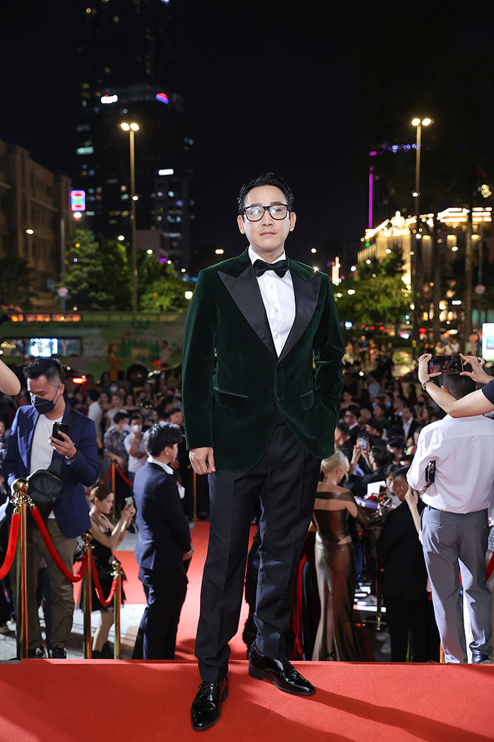 Ca sĩ, diễn viên Hứa Vỹ Văn bảnh bao trên thảm đỏ.