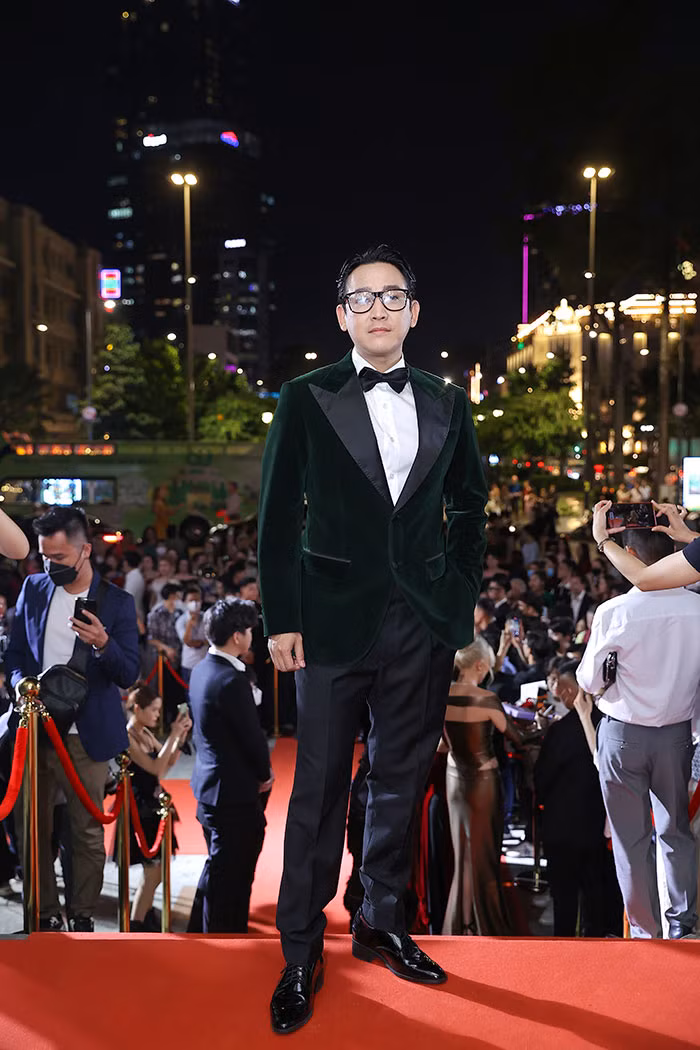 Ca sĩ, diễn viên Hứa Vỹ Văn bảnh bao trên thảm đỏ.