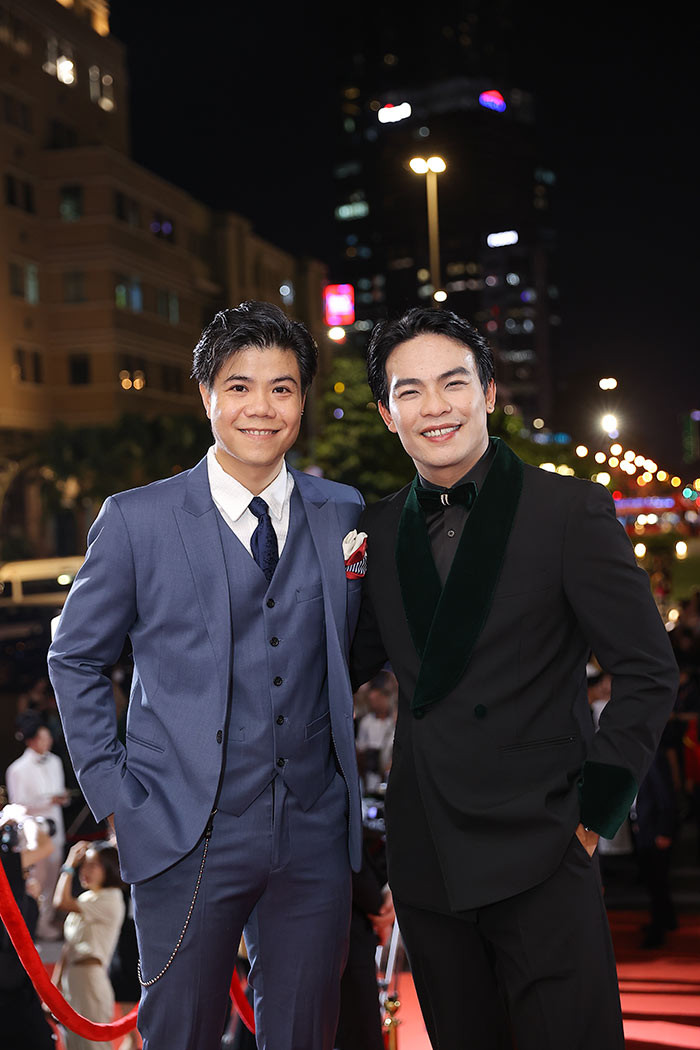 Ca sĩ Đinh Mạnh Ninh (trái) có tên trong danh sách đề cử hạng mục Nam ca sĩ của năm nhưng người thắng giải là Tùng Dương.