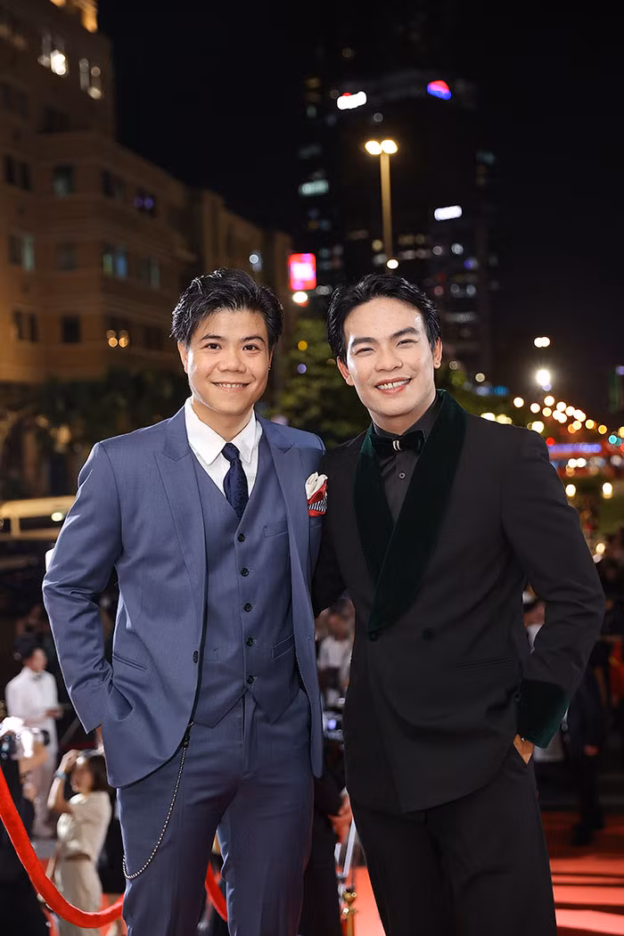 Ca sĩ Đinh Mạnh Ninh (trái) có tên trong danh sách đề cử hạng mục Nam ca sĩ của năm nhưng người thắng giải là Tùng Dương.