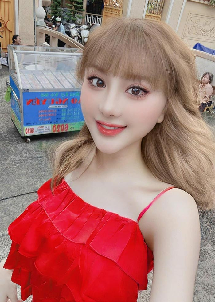 Trước đó, người đẹp chuyển giới từng phẫu thuật thanh quản để có giọng nói nhẹ nhàng, ngọt ngào hơn. (Ảnh: FBNV)