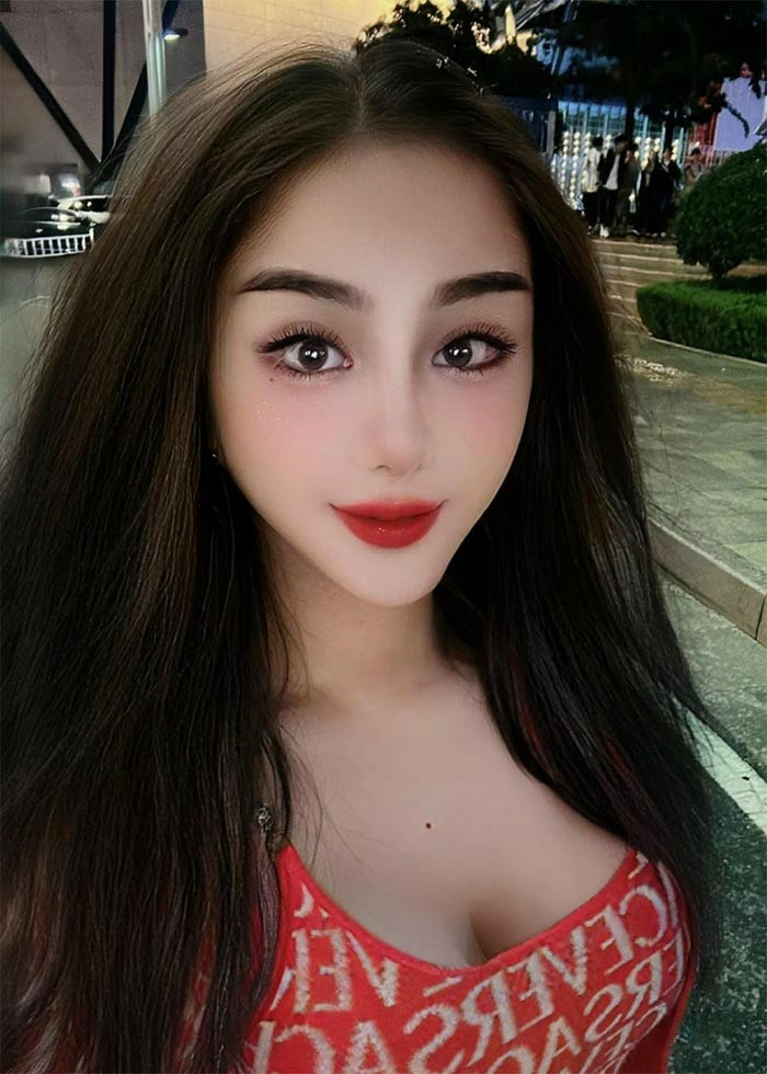 Việc liên tục tu sửa nhan sắc sau cuộc đại phẫu chuyển giới cách đây hơn 10 năm khiến cô bị gắn mác là "nghiện dao kéo". (Ảnh: FBNV)