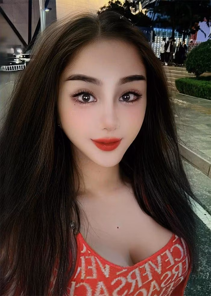 Việc liên tục tu sửa nhan sắc sau cuộc đại phẫu chuyển giới cách đây hơn 10 năm khiến cô bị gắn mác là "nghiện dao kéo". (Ảnh: FBNV)