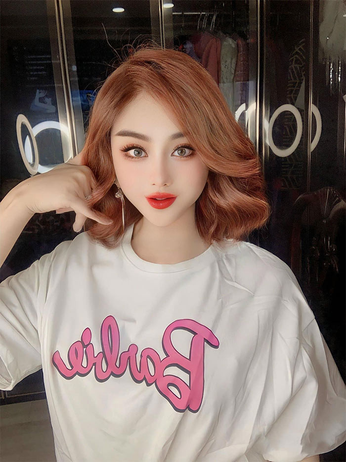 Sau cuộc phẫu thuật thẩm mỹ căng da mặt tại Trung Quốc, Lâm Khánh Chi nhận được nhiều lời khen về nhan sắc, tuy nhiên cũng có người lại ví vẻ ngoài của nữ ca sĩ hiện tại giống như búp bê sống. (Ảnh: FBNV)