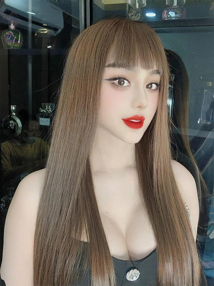 Trước những lời bình luận của cư dân mạng về ngoại hình giống búp bê sống, Lâm Khánh Chi thừa nhận điều đó đúng. (Ảnh: FBNV)