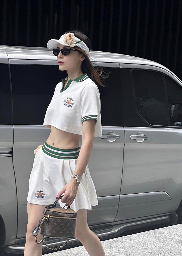 Có lẽ vòng eo là điểm khiến chân dài sinh năm 1996 tự tin nhất nên cô luôn muốn khoe ra mọi lúc có thể.