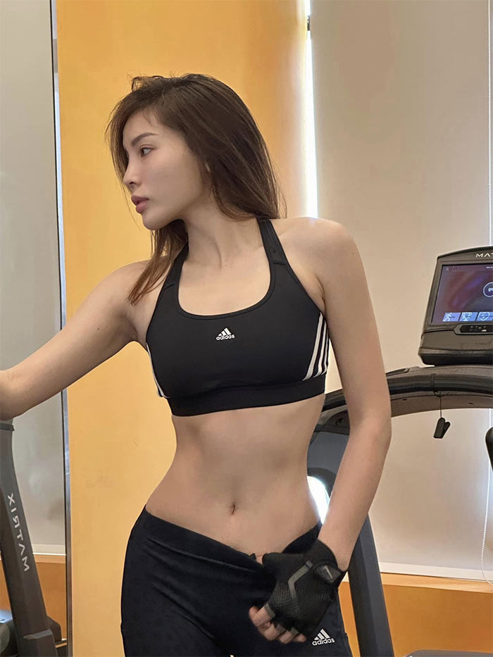 Vòng eo thon giúp body của Kỳ Duyên thêm gợi cảm.