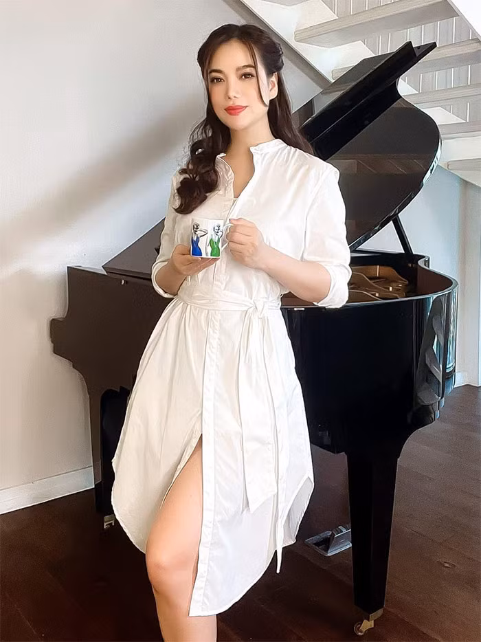 "Cứ mỗi 3 tháng mình lại ketox một lần, vừa thải độc cơ thể, vừa giảm mỡ nội tạng. 7 ngày trôi qua nhẹ nhàng, không đói vì mỗi ngày uống 6 chai nước đầy đủ chất để nuôi cơ thể, cảm thấy nhẹ nhõm hẳn", người đẹp sinh năm 1976 chia sẻ trên trang cá nhân.