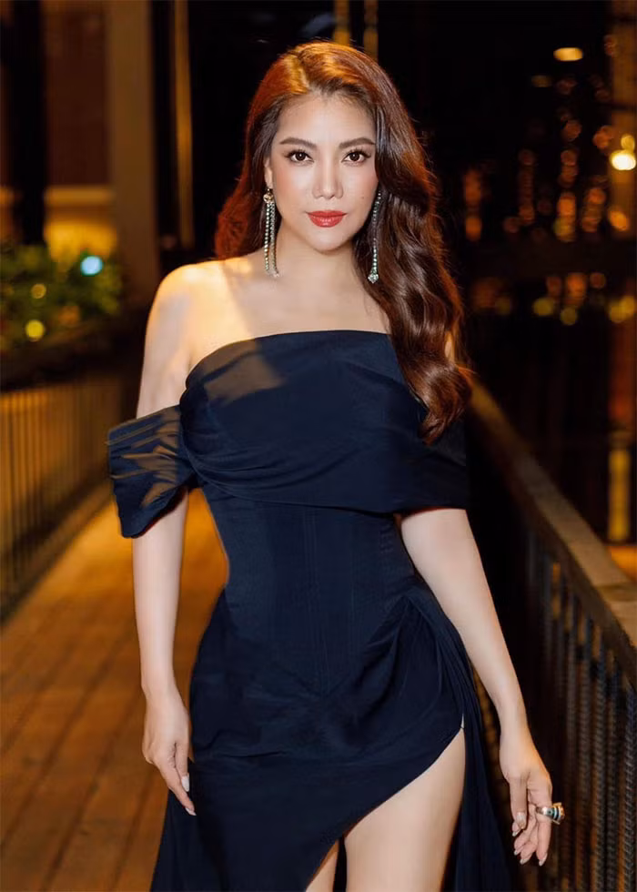 Ở tuổi U50, nữ diễn viên "Hương ga" rất tự tin khi diện những trang phục gợi cảm.