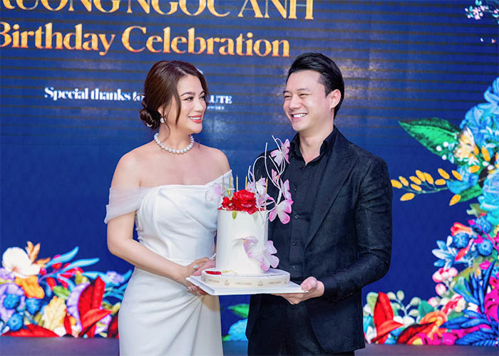 Vài năm trở lại đây, sau khi thành một cặp với nam diễn viên Anh Dũng, kém cô 14 tuổi, Trương Ngọc Ánh lại được khen là ngày càng trẻ trung hơn.