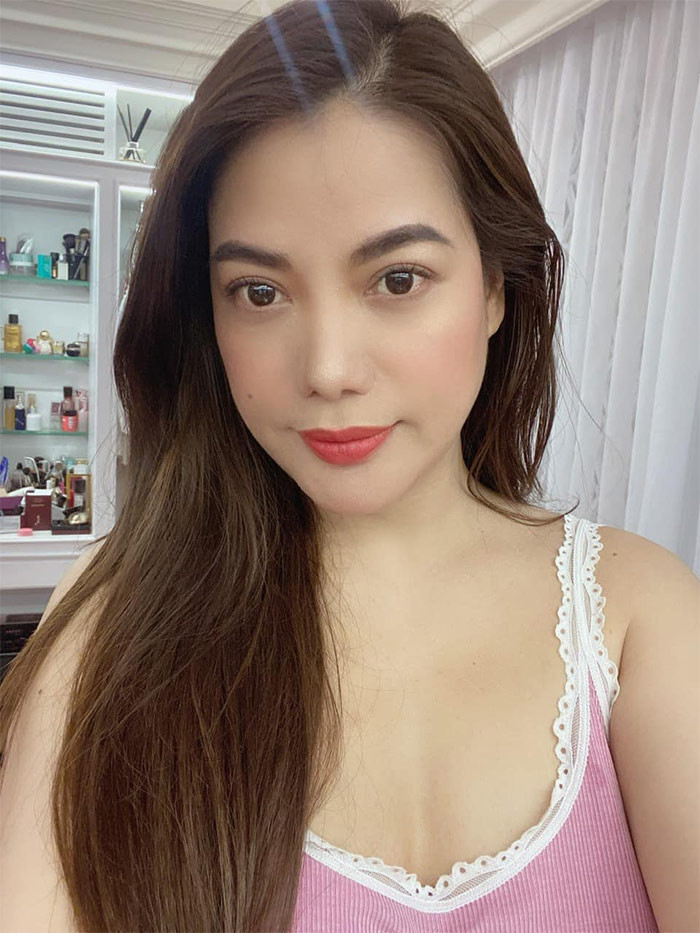 Từ ngày hẹn hò với diễn viên Anh Dũng, người đẹp sinh năm 1976 được khen là ngày càng trẻ ra.