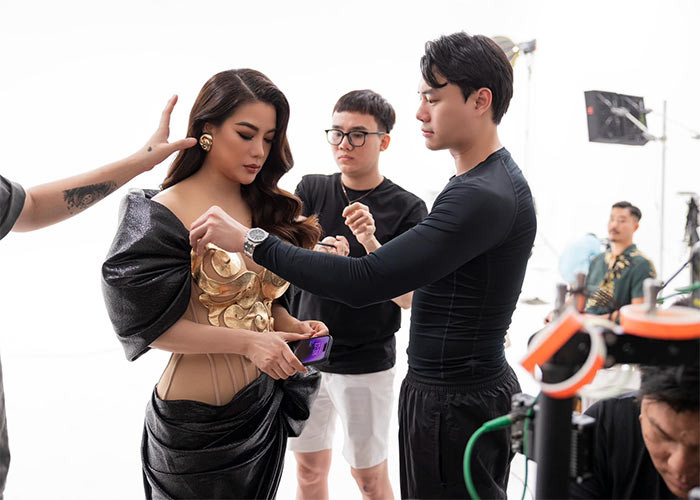 Mặc dù tuổi tác khá chênh lệch nhưng khi sánh đôi nữ diễn viên "Hương ga" không hề kém cạnh bạn trai về độ trẻ trung.