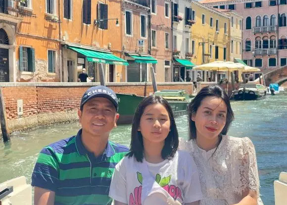 Tháng 6/2022, khi cùng vợ và con gái đi công tác tại Tây Ban Nha, Hồ Hoài Anh đã vướng scandal. Thời điểm đó, trên trang cá nhân, Lưu Hương Giang chỉ thỉnh thoảng đăng ảnh của ba mẹ con và đôi khi ẩn ý: "Trên đời có 2 người để mình hy sinh vô điều kiện đó là người sinh ra mình và người mình sinh ra". (Ảnh: 2sao)