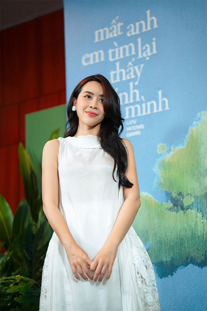 Sau gần một năm hôn nhân gặp khủng hoảng, mới đây, Lưu Hương Giang ra mắt sản phẩm âm nhạc mới của riêng cô. Khi được hỏi về Hồ Hoài Anh, nữ ca sĩ cho biết cả hai luôn ứng xử văn minh và vẫn cùng nhau chăm sóc con cái. (Ảnh: FBNV)