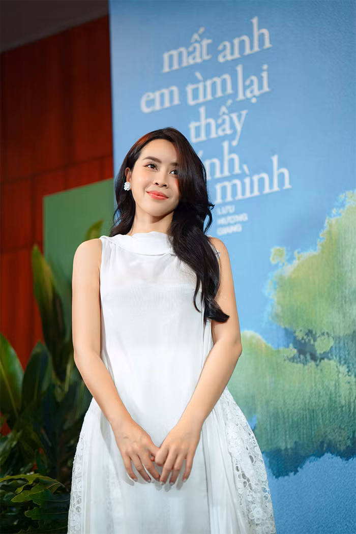 Sau gần một năm hôn nhân gặp khủng hoảng, mới đây, Lưu Hương Giang ra mắt sản phẩm âm nhạc mới của riêng cô. Khi được hỏi về Hồ Hoài Anh, nữ ca sĩ cho biết cả hai luôn ứng xử văn minh và vẫn cùng nhau chăm sóc con cái. (Ảnh: FBNV)