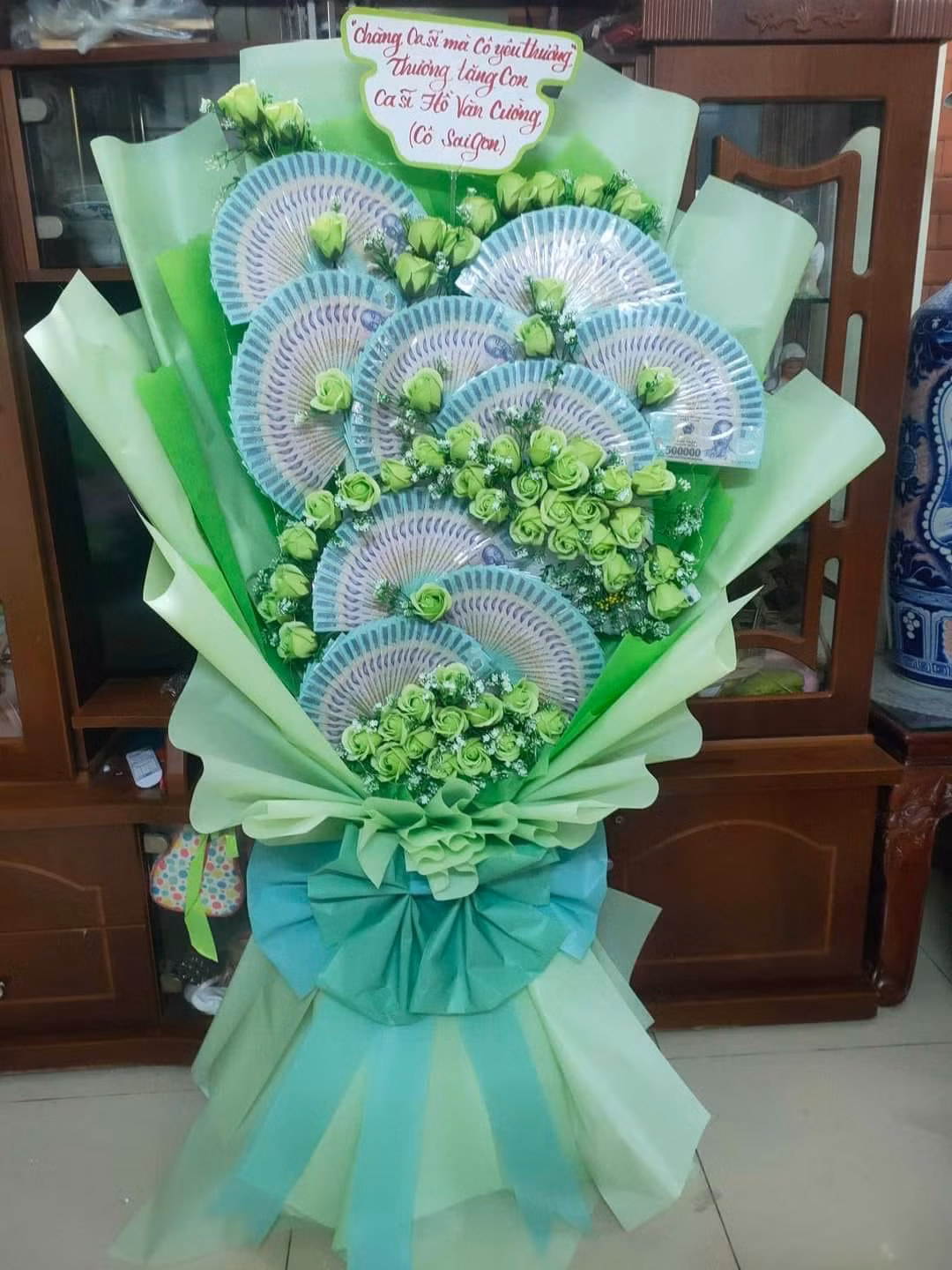 Bó hoa tiền fan tặng Hồ Văn Cường gồm những xấp tiền có mệnh giá 500.000 đồng được xếp thành hình quạt, kèm theo là dòng nhắn nhủ: “Chàng ca sĩ mà cô yêu thương. Thương tặng con ca sĩ Hồ Văn Cường. Cô Sài Gòn ".