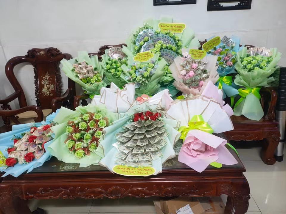 Hình ảnh những bó hoa tiền do fan của Hồ Văn Cường chụp trước khi gửi đến tay nam ca sĩ.