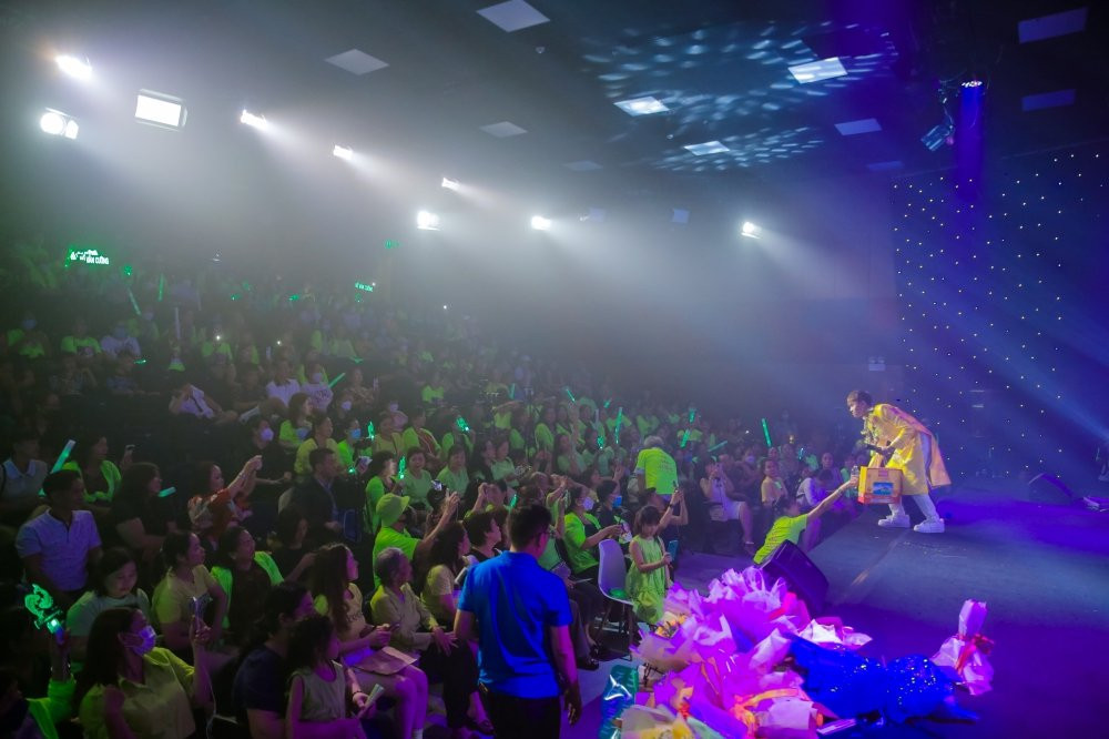 Hồ Văn Cường còn sở hữu lượng fan ngày càng đông đảo, trong đó có không ít khán giả ở độ tuổi trung niên.