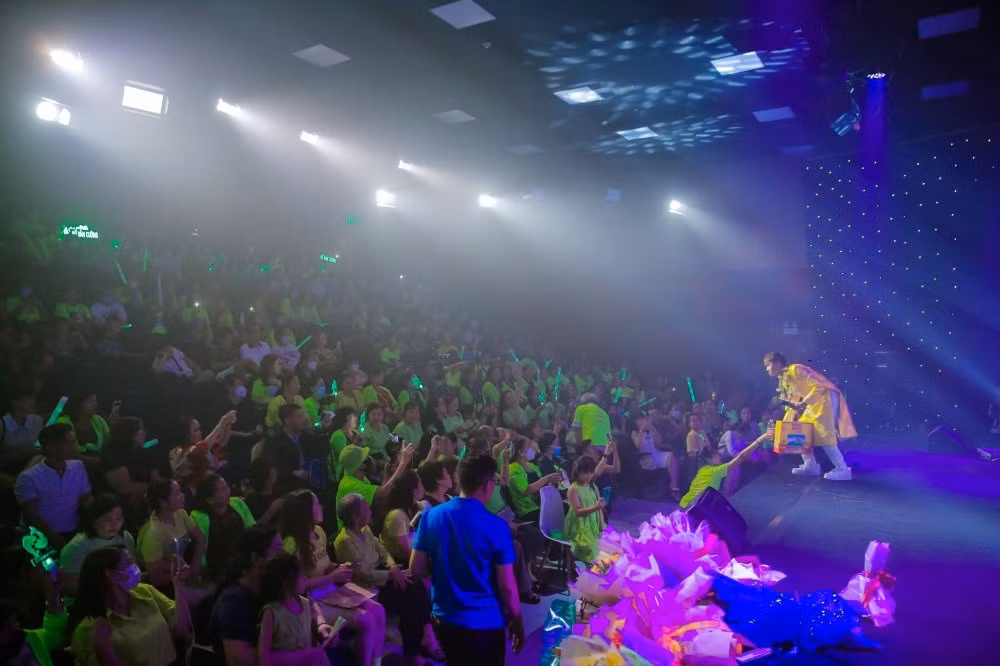 Hồ Văn Cường còn sở hữu lượng fan ngày càng đông đảo, trong đó có không ít khán giả ở độ tuổi trung niên.