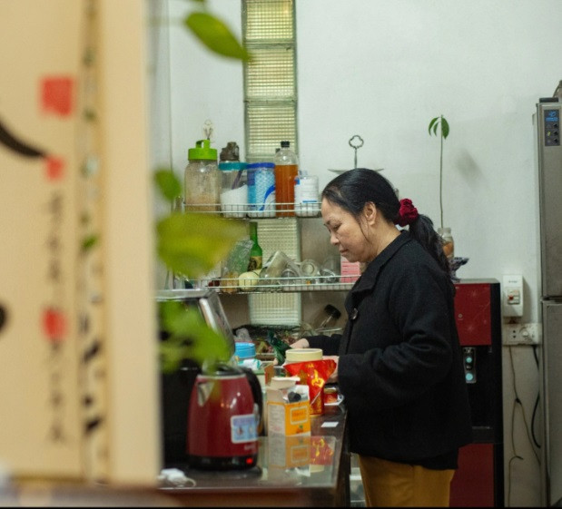 Người mẹ khắc khổ trong phim "Cuộc đời vẫn đẹp sao" sống bình lặng trong ngôi nhà nhỏ ở quận Hoàng Mai (Hà Nội). Ở tuổi xế chiều, sau những vai diễn, bà tìm niềm vui qua những bữa cơm đầm ấm bên con cháu, buổi cà phê với bạn bè hay đơn giản là ở nhà xem phim, đọc sách, chăm sóc cây cối... Ảnh: Dân Trí.