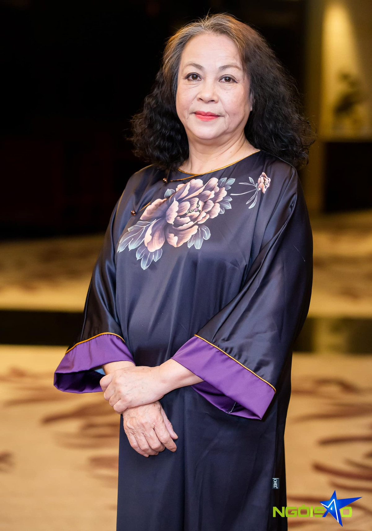 Bà Nga của "Thương ngày nắng về" coi cô đơn như một người bạn đồng hành trong cuộc sống. Tự tìm niềm vui, tìm cách giải tỏa tâm lý giúp nữ nghệ sĩ giữ vẻ đẹp sắc sảo, tinh thần tươi trẻ. NSƯT Thanh Quý còn tự lái xe máy tới buổi họp báo ra mắt phim mới hôm 27/3 ở Hà Nội. Bởi, bà thích tự chạy xe, giúp trí não, chân tay vận động, phản xạ nhạy bén. Ảnh: Ngôi Sao.