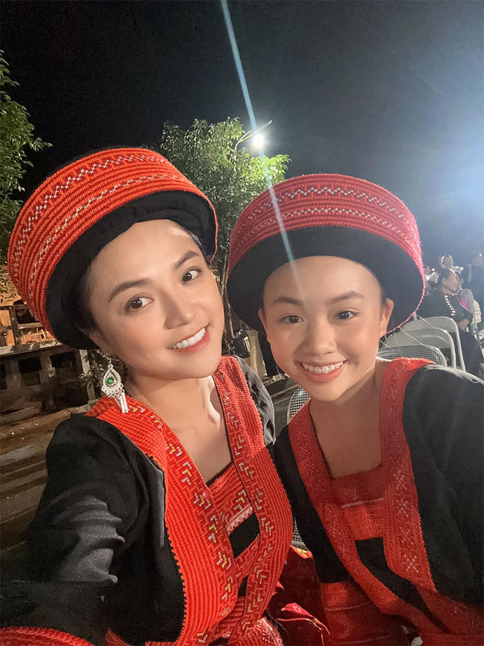 Mới đây Hồng Nhung vào vai Chà - một cô bé dân tộc H'Mong mồ côi bố mẹ trong phim "Cuộc chiến không giới tuyến". (Ảnh: FBNV)