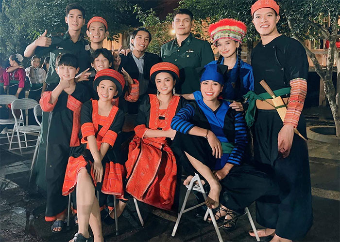 Hồng Nhung lớn bổng và chững chạc khi chụp ảnh chung với đoàn phim "Cuộc chiến không giới tuyến". (Ảnh: FBNV)
