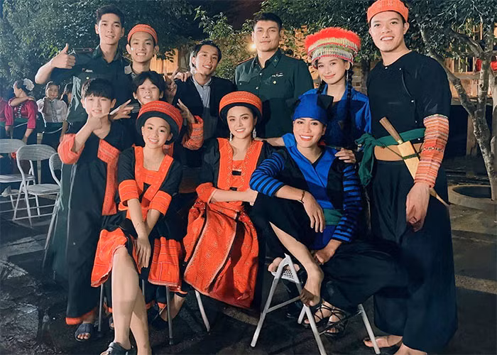 Hồng Nhung lớn bổng và chững chạc khi chụp ảnh chung với đoàn phim "Cuộc chiến không giới tuyến". (Ảnh: FBNV)