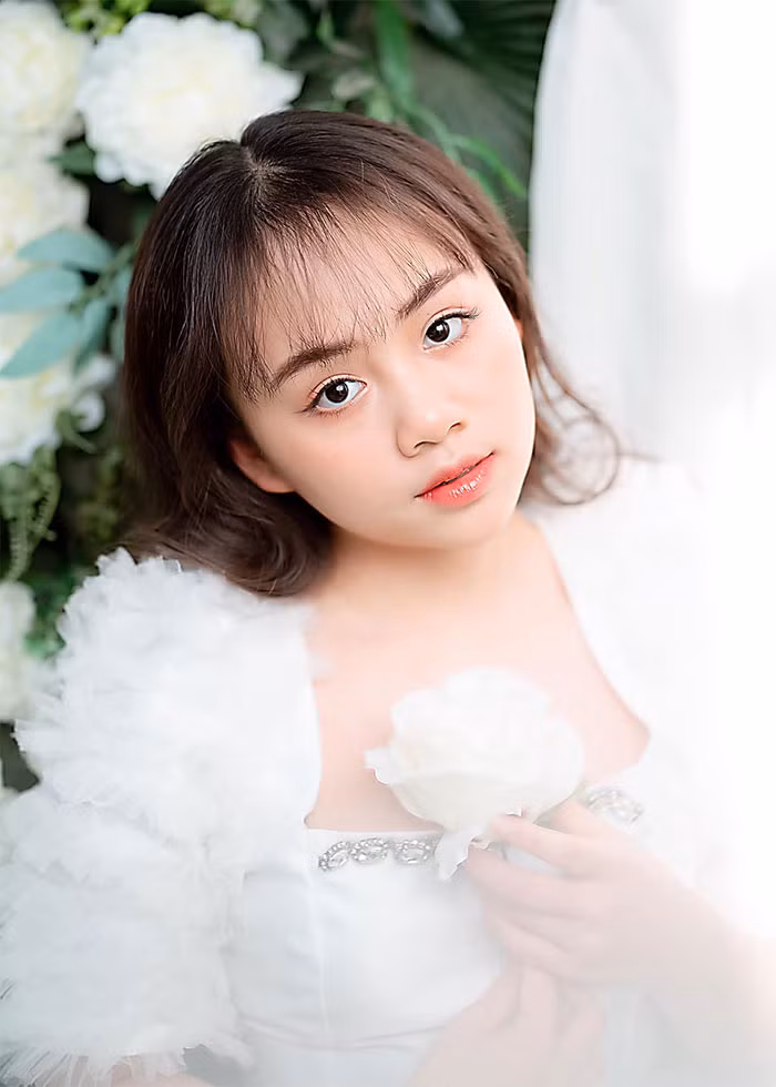 Mặc dù tham gia khá nhiều phim nhưng Hồng Nhung vẫn đảm bảo việc học và luôn đạt thành tích học sinh giỏi trong nhiều năm qua. (Ảnh: FBNV)