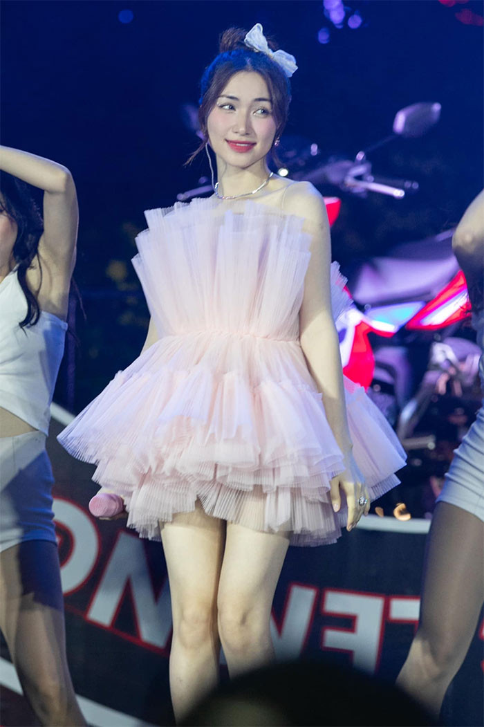 Để nuôi con trai được tốt nhất có thể, nữ ca sĩ quê Bắc Ninh chăm chỉ đi hát, phát triển kinh doanh online, tham gia các gameshow.