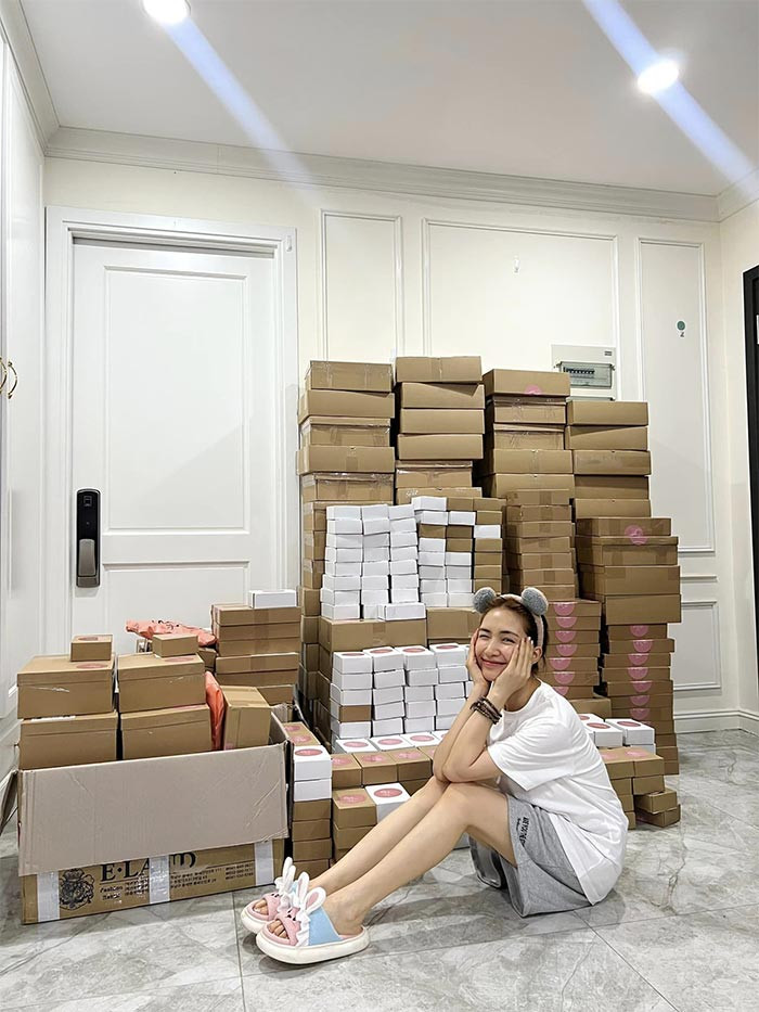 Việc Hòa Minzy liên tục bán hai căn nhà ở TP.HCM và Hà Nội khiến nhiều người lo lắng, đặt nghi vấn nữ ca sĩ ế show, khó khăn về kinh tế.